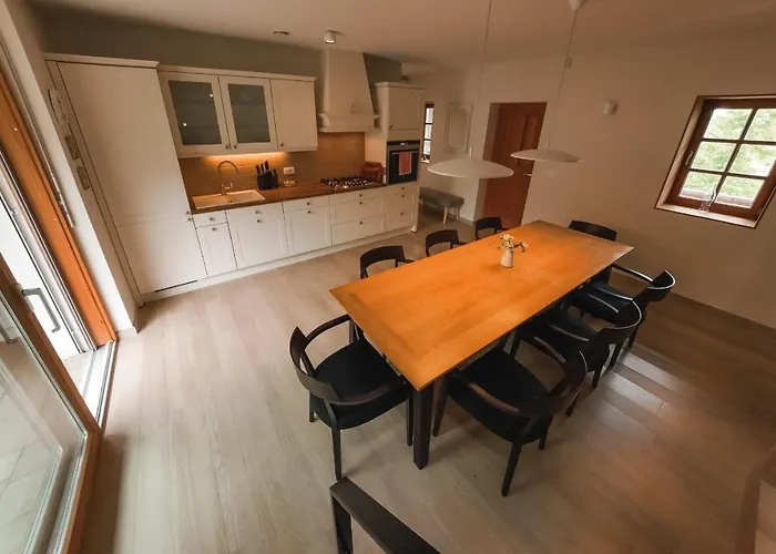 Old Taylor's House * Gradac